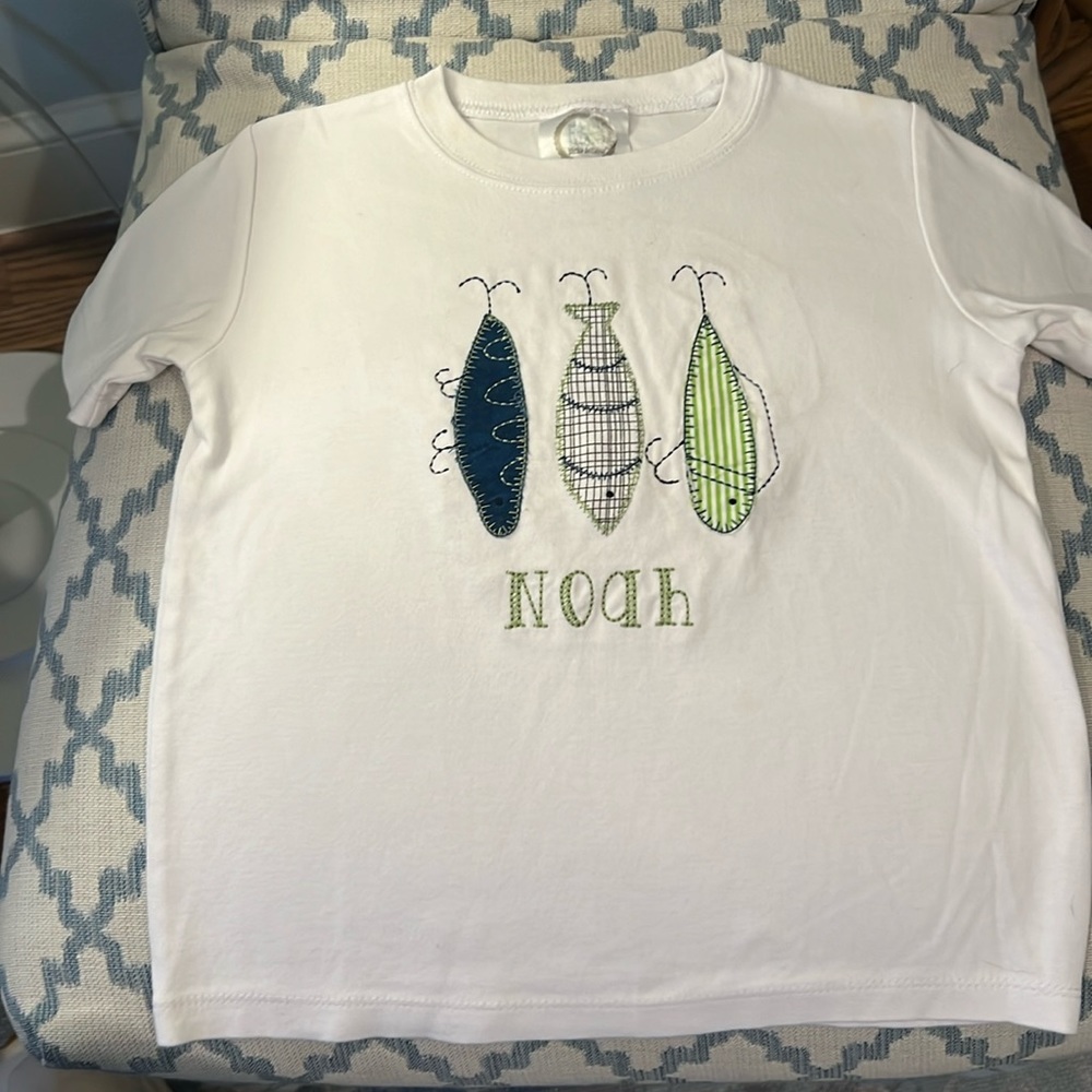 EUC Noah monogram Fishing Luer Appliqué T Shirt 5T